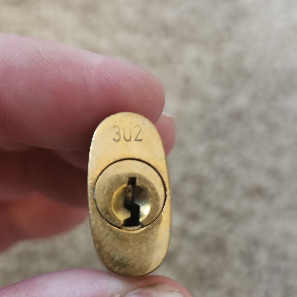 Louie Vuitton Lock 302 - Picture 4 of 4